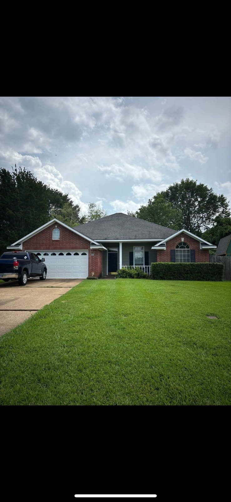 Project Dynamic Roof Makeover Boosts Curb Appeal image